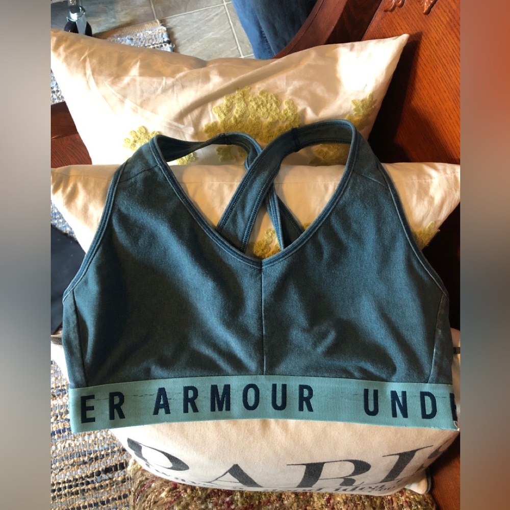 Under Armour Women's Dark Teal Sports Bra
EUC
Size M
Priced accordingly